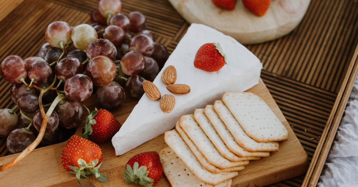 Darganfyddwch y grefft o baru bwyd a gwin gyda'n canllaw cyflawn i baru gwin. Dysgwch sut i baru blasau seigiau â rhai gwinoedd i wella'ch prydau a gwneud argraff ar eich gwesteion. P'un a ydych chi'n ddechreuwr neu'n arbenigwr, dewch o hyd i gyngor ymarferol ac argymhellion gwin a fydd yn gwella'ch eiliadau gastronomig.