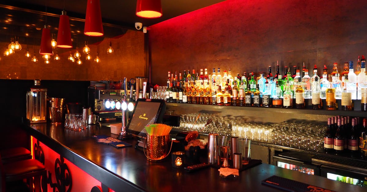 découvrez l'univers fascinant des alcools, de leur production à leur dégustation. explorez les différents types de boissons alcoolisées, apprenez des conseils de mixologie et comprenez l'impact de l'alcool sur la santé. plongez dans ce voyage sensoriel autour de l'alcool.