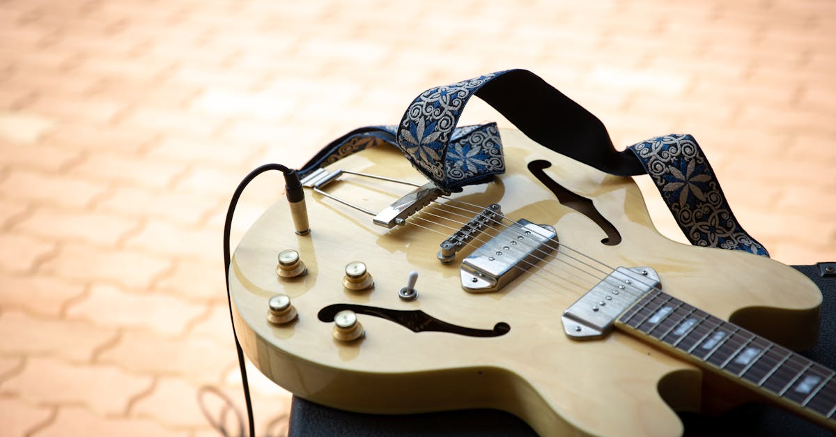 Neben dem Schutz der Weineigenschaften dient diese Appellation auch der Unterstützung einer ganzen Gemeinschaft von Produzenten, die in ihrem Land verwurzelt sind. Diese Terroirs sind Mosaike, die der Mensch im Laufe der Jahrhunderte geformt hat – ähnlich einem Bienenhaus, das seine Bienen füttert! Domaine de Pellehaut beispielsweise zeigt, wie ein Familienweingut sein Erbe bewahren und gleichzeitig einen ökologischeren und nachhaltigeren Ansatz verfolgen kann. Diese Naturverbundenheit ist es auch, die den Fortschritt im ökologischen Weinbau im Südwesten Frankreichs vorantreibt. Fast 20 % der Weinberge werden mittlerweile biologisch bewirtschaftet. Dieser Wandel spiegelt sich auch in der AOP (geschützte Ursprungsbezeichnung) wider, die einige ihrer Spezifikationen neu definiert und verstärkt Umweltanforderungen berücksichtigt.