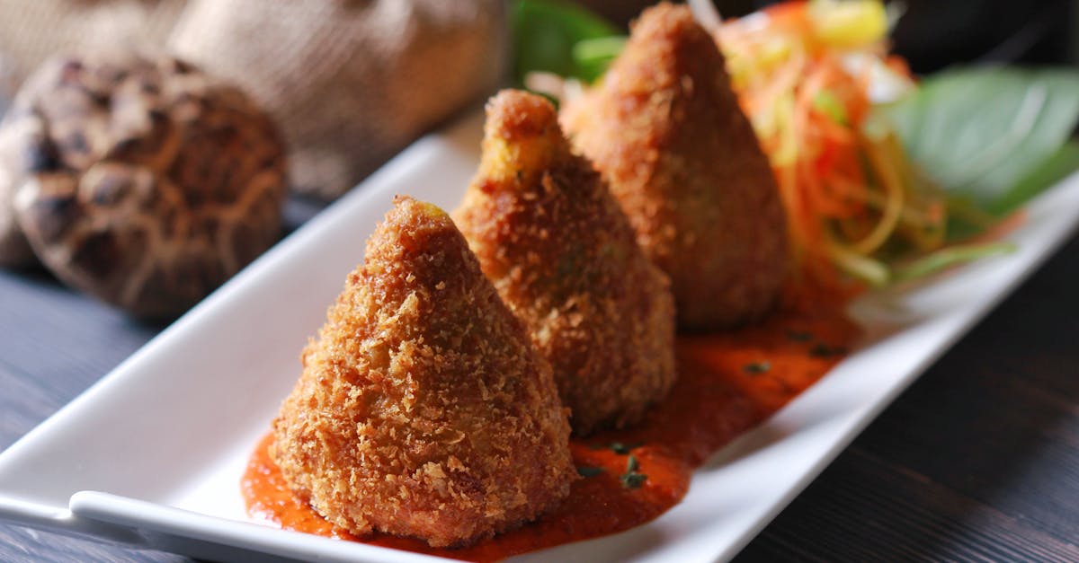 În 2025, datorită creșterii popularității specialităților italiene în întreaga lume, aceste mici minuni fac acum parte din meniurile multor restaurante italiene autentice, în special ale celor care promovează filosofia Gusto Italiano. Descoperiți o incursiune detaliată în istoria și subtilitățile lor aromatice aici: