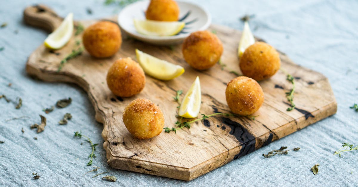 découvrez les arancini, de délicieuses boules de riz farcies originaires de sicile, croustillantes à l'extérieur et moelleuses à l'intérieur. parfaites en entrée ou en apéritif, ces spécialités italiennes raviront vos papilles avec leurs garnitures variées. apprenez à les préparer et savourez un morceau de l'italie chez vous !