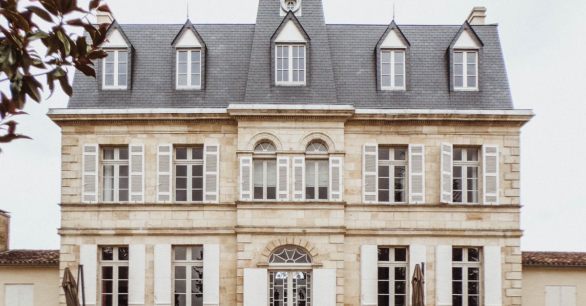 is another gem not to be missed. Its wines shine with their aromatic complexity and richness on the palate, revealing the nobility of the Saint-Émilion terroir. The estate offers a complete wine experience, with visits to a historic château and personalized tastings.