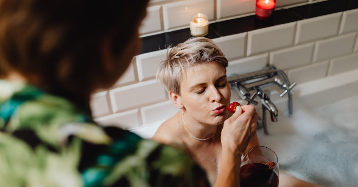 Pasamos a la segunda etapa, la más a menudo pasada por alto, pero increíblemente interesante: los aromas secundarios. Estos son los que aparecen después de la fermentación, cuando el mosto se transforma en vino. Es como un milagro que ocurre gracias a la levadura y al proceso de vinificación. Estas notas aportan una complejidad que marca la diferencia entre un vino sencillo y uno que cuenta una historia.