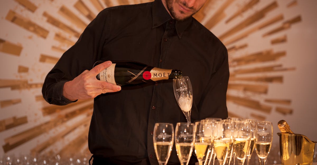 Για τον Starck, κάθε δημιουργία πρέπει πρώτα να απαντήσει σε μια ερώτηση: «Τι είναι;» και στη συνέχεια να προσπαθήσει να προσφέρει μια απάντηση που υπερβαίνει την απλή χρησιμότητα για να αγγίξει το συναίσθημα, τη μνήμη ή την εμπειρία. Το αποτέλεσμα είναι συχνά ένα άνοιγμα προς αυτό που θα μπορούσε κανείς να ονομάσει διαχρονικό σχεδιασμό, ικανό να διατρέχει τους αιώνες χωρίς να ξεφεύγει από τη μόδα, παραμένοντας παράλληλα αποφασιστικά μοντέρνο. Αρκεί να παρατηρήσει κανείς τις συνεργασίες του με γνωστές μάρκες για να αντιληφθεί αυτή την ικανότητα να συνδυάζει την τέχνη της λεπτομέρειας με μια ηθική φιλοσοφία. Το έργο του στον κόσμο της σαμπάνιας καταδεικνύει αυτήν την προσέγγιση: ένα λεπτό μείγμα μεταξύ του αρχετύπου της πολυτέλειας και της απαίτησης για ειλικρίνεια. Ένα διάσημο απόφθεγμα, που αναφέρεται στα έργα του, υπογραμμίζει αυτή τη φιλοσοφία: «Όλα πρέπει να είναι τόσο ωραία όσο και όμορφα».