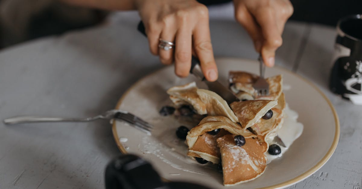 🥄 Ibubo ang usa ka kutsara nga batter nga parehas samtang nagtuyok sa kalaha.