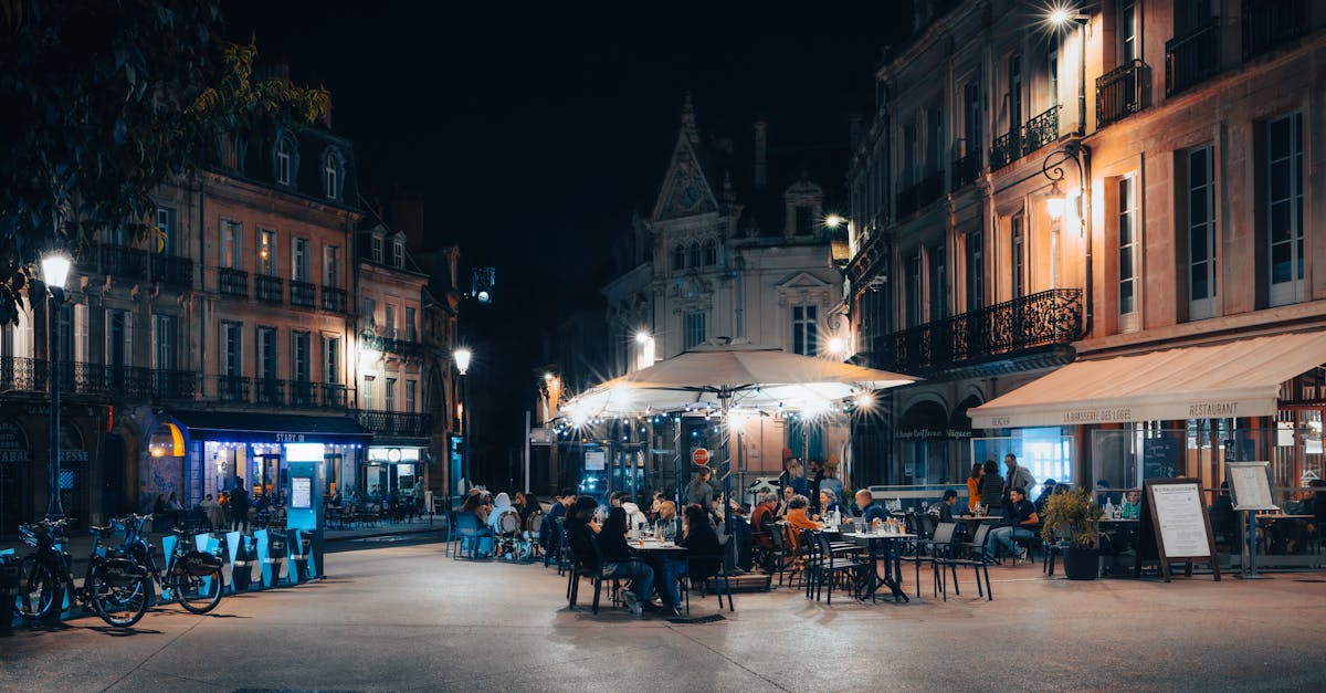 Scoprite Digione, capitale della Borgogna, famosa per il suo patrimonio storico, la gastronomia raffinata e i rinomati vigneti. Esplorate le sue strade medievali, assaporate la senape locale e lasciatevi conquistare dall'atmosfera accogliente di questa imperdibile meta culturale. Le sfide del Giovedì del Vino a Digione: un evento enogastronomico per il 2025