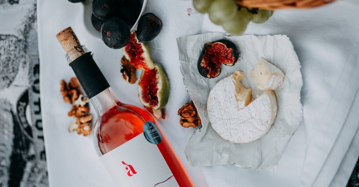 Şarap ve yemeği eşleştirme sanatında, sos ve eşlikçi genellikle hafife alınan önemli bir rol oynar. Güneybatı'da, konfiler, şarap indirgemeleri ve soslu yemekler arasında, bu unsurlar seçilen şarabı geliştirebilir veya tamamen dengesini bozabilir. İşte hata yapmaktan kaçınmak için bazı ipuçları. Zengin Soslar ve Tanenli Kırmızı Şaraplar