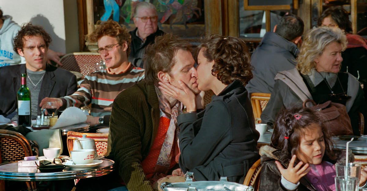 Vinhos acessíveis, que estão ganhando popularidade, também estão se tornando veículos turísticos e investimentos promissores. A tendência de descobrir terroirs menos conhecidos está acelerando o crescimento das visitas a vinícolas, especialmente em regiões rurais ou menos visitadas. Muitos châteaux, como o Château de Pizay e o Château La Fleur, estão inovando em suas ofertas de degustação e passeios, atraindo um público curioso, muitas vezes disposto a gastar mais por uma experiência autêntica. Além disso, alguns produtores de vinho estão alavancando a imagem de seus vinhedos para se posicionarem como atores do desenvolvimento sustentável, permitindo-lhes atrair uma clientela jovem e engajada. O mercado de investimento para esses vinhos, principalmente por meio de leilões ou plataformas online, também está crescendo. Parte do apelo reside na perspectiva de ver esses vinhos se valorizarem ao longo do tempo, em um contexto onde a raridade e a reputação desempenham um papel decisivo. Ao diversificar sua oferta e promover seus terroirs menos conhecidos, a França está atendendo perfeitamente à crescente demanda por autenticidade, qualidade acessível e experiências únicas. A sinergia entre turismo, vinho e investimento representa agora uma estratégia vencedora para toda a indústria vinícola.