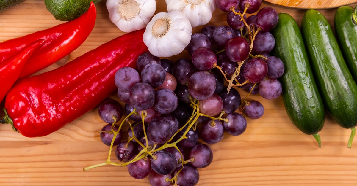 Diese Rebsorten finden sich in berühmten Appellationen des Languedoc wie Minervois, Corbières und Pic Saint-Loup. Jedes dieser Gebiete profitiert vom besonderen Ausdruck einer oder mehrerer dieser Rebsorten und bietet Stile, die von robust bis raffiniert reichen. So gedeihen beispielsweise auf dem Domaine de l'Hortus am Pic Saint-Loup Syrah und Grenache und bringen sehr ausdrucksstarke und elegante Weine hervor. Mas de Daumas Gassac, oft als „Lafite des Languedoc“ bezeichnet, veranschaulicht das Potenzial dieser Rebsorten in einem einzigartigen und hochwertigen Terroir perfekt. Entdecken Sie die verschiedenen Rebsorten, ihre einzigartigen Eigenschaften und ihre wesentliche Rolle in der Weinbereitung. Lernen Sie, sie zu erkennen und finden Sie diejenige, die am besten zu Ihrem Geschmack passt.
