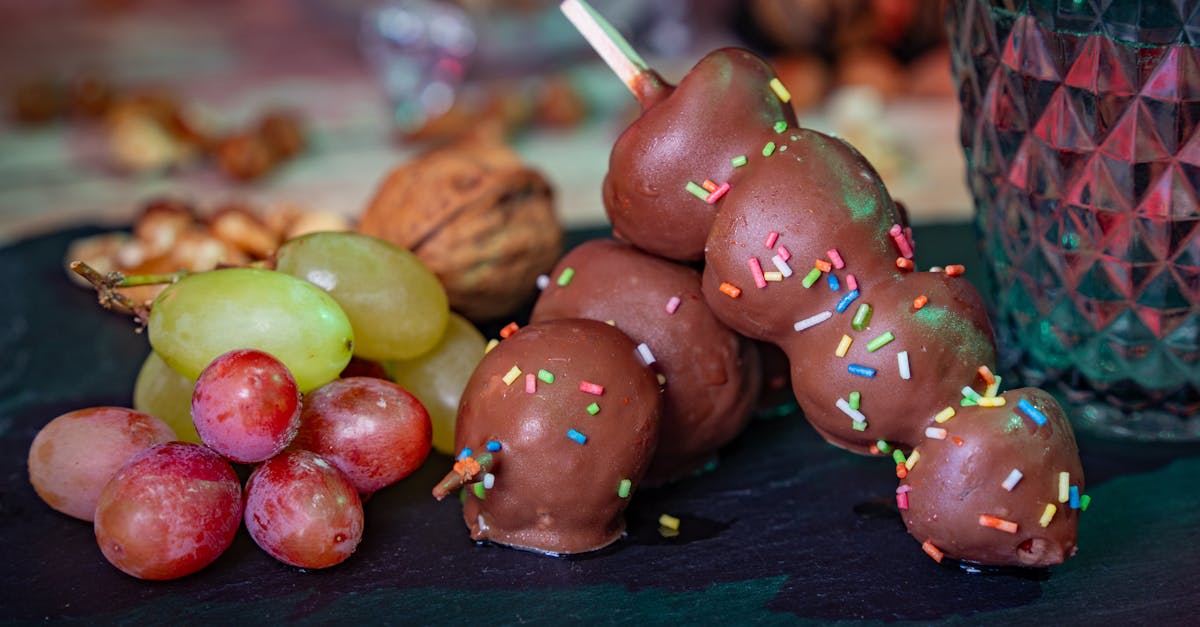 découvrez les différentes variétés de raisins, essentielles pour la production de vins uniques. apprenez comment chaque cépage influence le goût, l'arôme et la qualité des vins, et explorez les caractéristiques des plus célèbres, des rouges aux blancs en passant par les rosés.