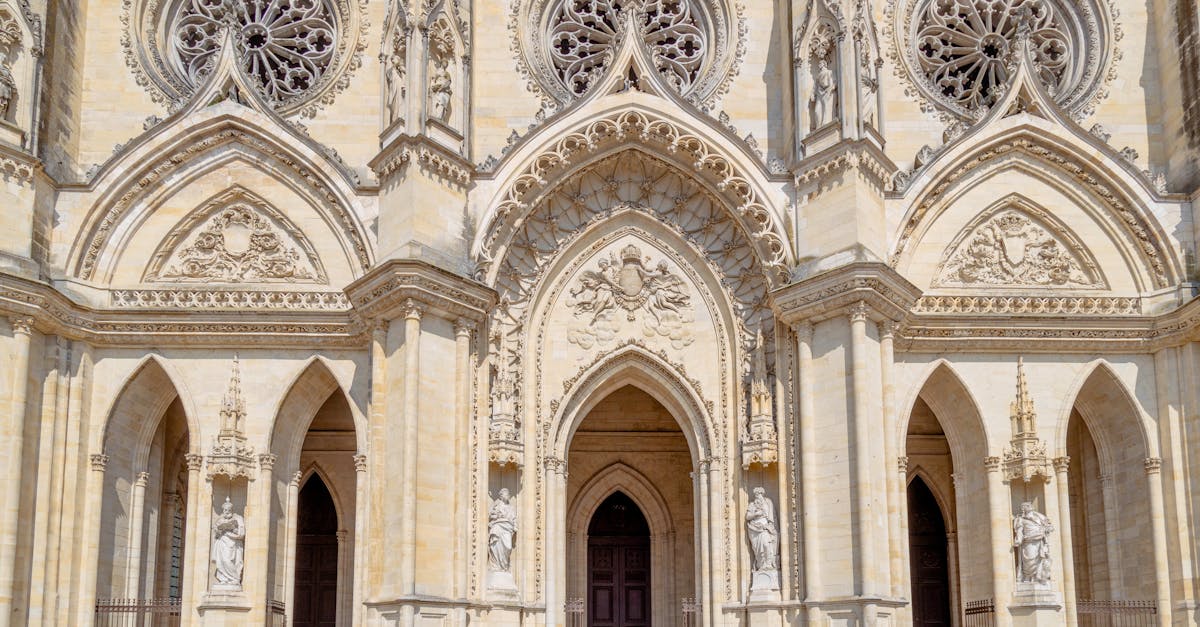 découvrez la vallée de la loire, un trésor du patrimoine français, célèbre pour ses châteaux majestueux, ses paysages enchanteurs et ses vignobles renommés. partez à l'aventure au cœur de cette région riche en histoire et en gastronomie!