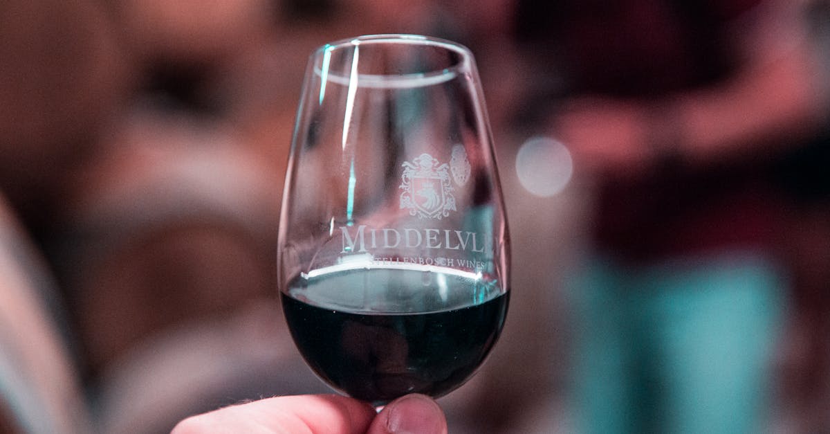 Pagdiskubre sa oenology, ang siyensya sa bino, nga nagsusi sa mga teknik sa paghimog bino, pagtilaw, ug ang panag-uyon sa mga pagpares sa pagkaon ug bino. Pag-dive sa makaiikag nga kalibutan sa mga klase sa ubas ug terroir aron mas maapresyar ang matag higop.