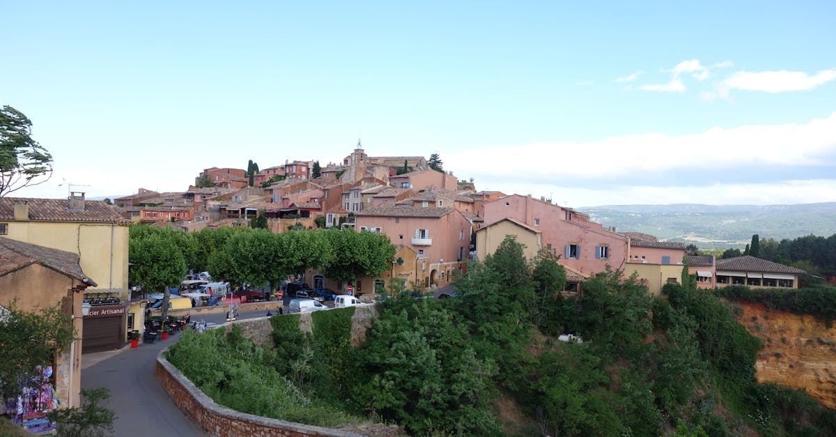🍇 Principais castas: Rolle, Clairette, Grenache. 🛑 Produção predominantemente local, vinhos para descobrir no local.