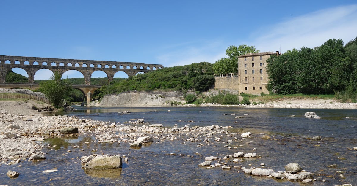 découvrez la beauté envoûtante de la provence, ses paysages pittoresques, ses champs de lavande parfumés et son riche patrimoine culturel. évadez-vous au cœur de cette région ensoleillée où la gastronomie, les traditions et l'art de vivre se conjuguent parfaitement.