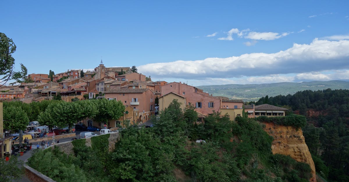 Eine bezaubernde Landschaft ergänzt diesen natürlichen Reichtum. Zwischen dem stolz aufragenden Berg Sainte-Victoire, dem Sainte-Baume-Massiv, dem Maurengebirge und dem vulkanischen Esterelgebirge sind diese Terroirs zudem von typisch mediterraner Vegetation geprägt. Garrigue dominiert die Kalksteinböden, während Macchia die kristallinen Böden bedeckt und jeder Rebe einen einzigartigen Charakter verleiht.