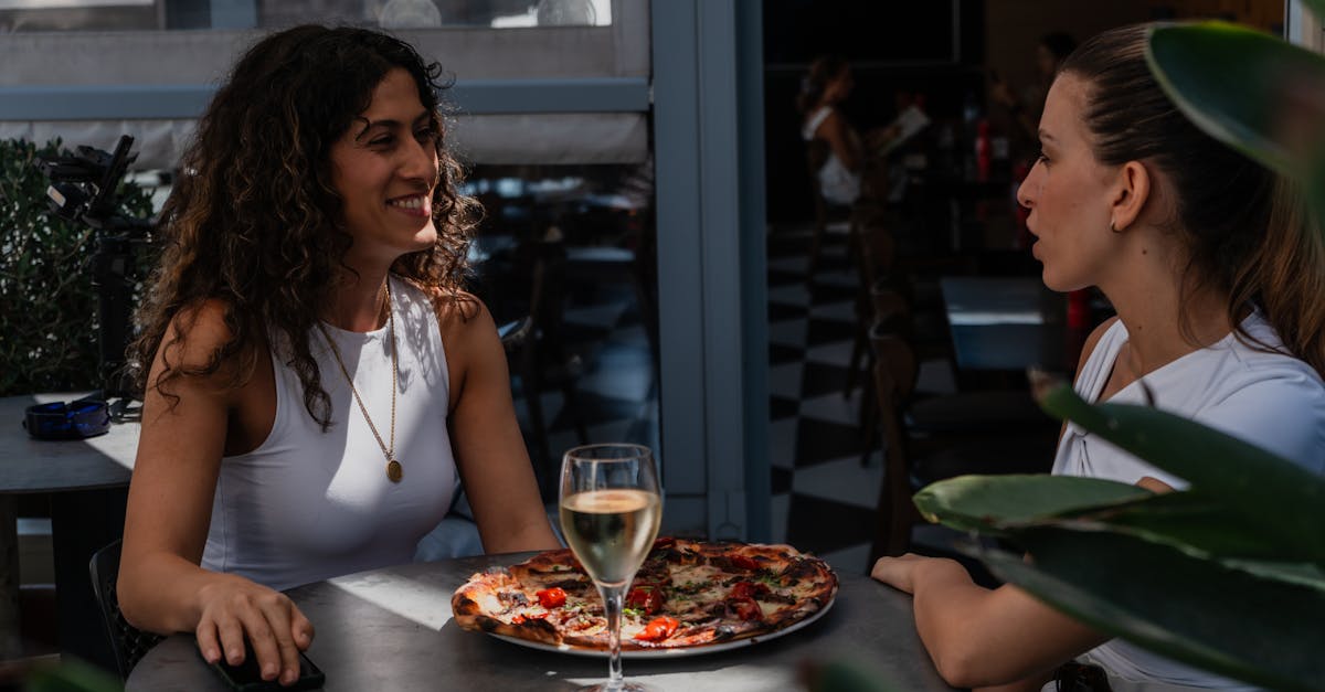 Servieren Sie bei der richtigen Temperatur: gekühlt für Rosés (8–12 °C), etwas wärmer für Rotweine (16–18 °C). ❄️