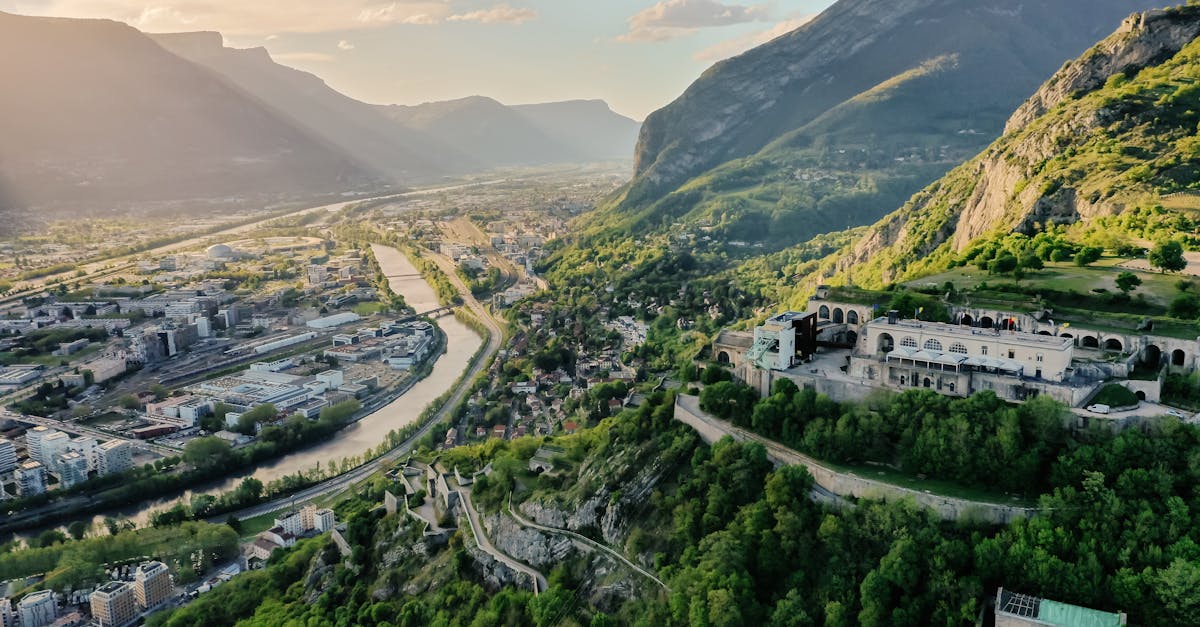 konkurrencen med et hammerslag på over €3.000. Denne vin, selvom den normalt er mere tilgængelig, får en anden dimension, når årgangen er gammel, velbevaret og værdsat af samlere. Her er et kig på de fem dyreste flasker på auktion:
