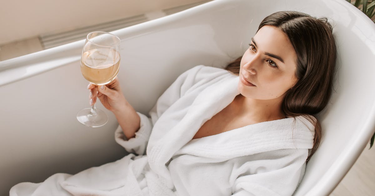 Ang pagsabut sa geograpiya ug mga klase sa ubas aron makapili usa ka puti nga bino gikan sa Walog sa Rhône