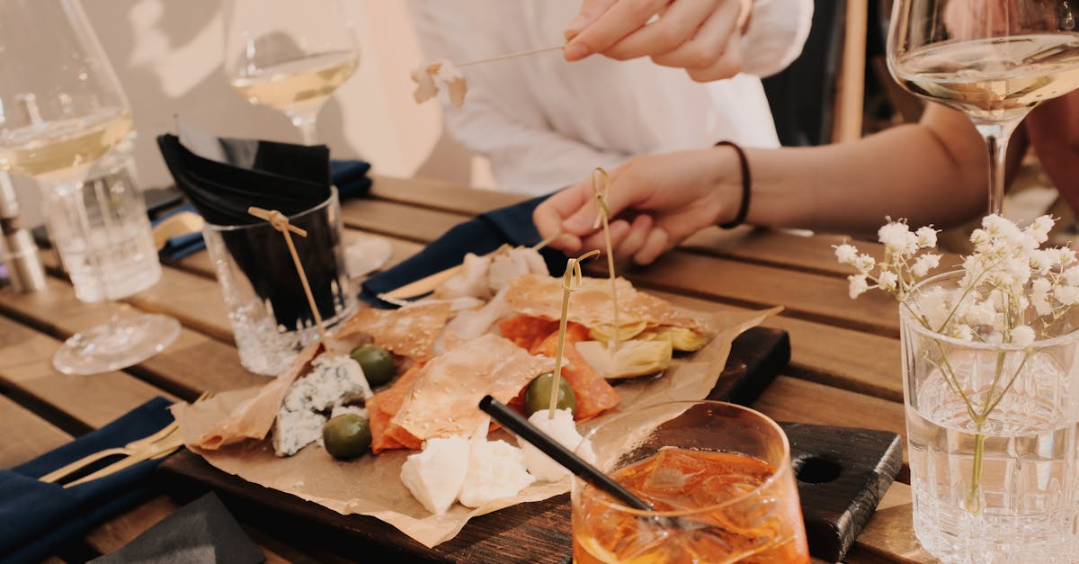 Pri všetkých týchto skvelých nápadoch zostáva jedna otázka: ako si vybrať to správne víno k jedlu? Sortiment suchých, sladkých, mladých a vyzretých vín je obrovský. Pre zjednodušenie si krátku pripomienku: