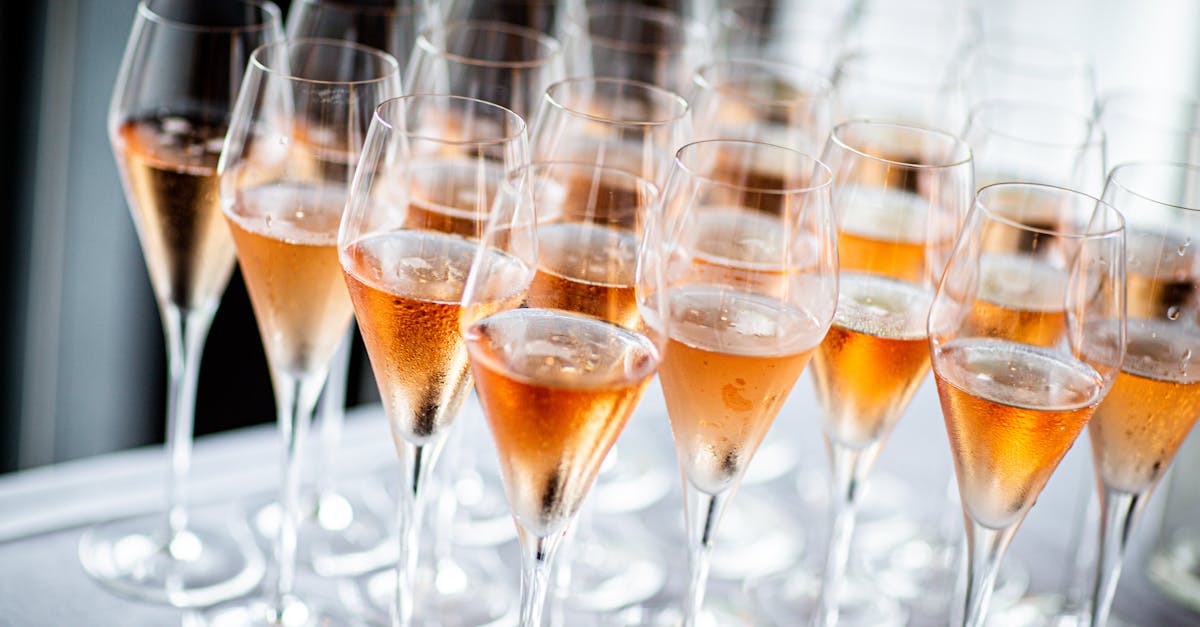 🌱 Bio-, biodynamische und HVE-Ansätze, die zu natürlicheren Rosés mit einer seltenen aromatischen Reinheit führen. 🌸 Sehr ausgeprägte florale Ausdrucksformen, die untypische Rebsorten oder weniger bekannte Terroirs hervorheben und das Geschmacksspektrum bereichern.