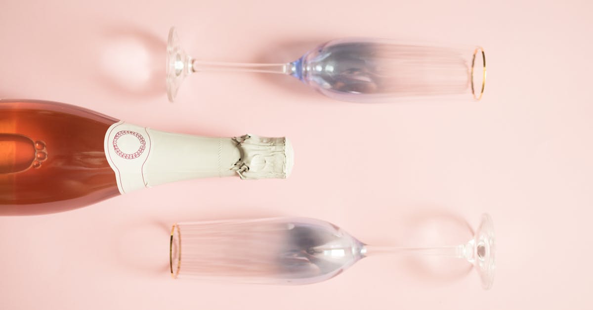 découvrez l'élégance du rosé champagne, une magie effervescente qui allie finesse et fruité. parfait pour célébrer vos moments les plus précieux, ce champagne délicat aux nuances de baies rouges promet une expérience gustative inoubliable.