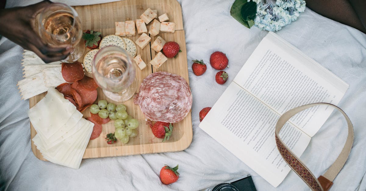 Ang Languedoc nga mga rosas sagad mailhan pinaagi sa ilang kahayag ug hayag nga kolor. Alang niini, gigamit ang mubu nga maceration: ang mga panit sa pula nga ubas nagpabilin nga kontak sa duga sulod lamang sa pipila ka oras, igo ra aron mahatagan ang luspad nga pink o salmon nga kolor. Ang direktang pagpindot usahay ginabuhat usab, ilabina alang sa hinog nga mga ubas, aron makuha ang delikado, presko, ug prutas nga juice. 🍷✨