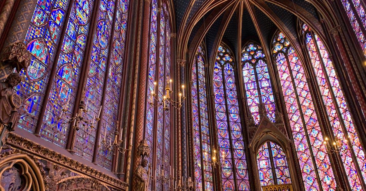 découvrez saint-émilion, un charmant village viticole classé au patrimoine mondial de l'unesco, réputé pour ses vins raffinés, ses ruelles médiévales pittoresques et ses paysages d'une beauté remarquable. parfait pour une escapade romantique ou une aventure gourmande !