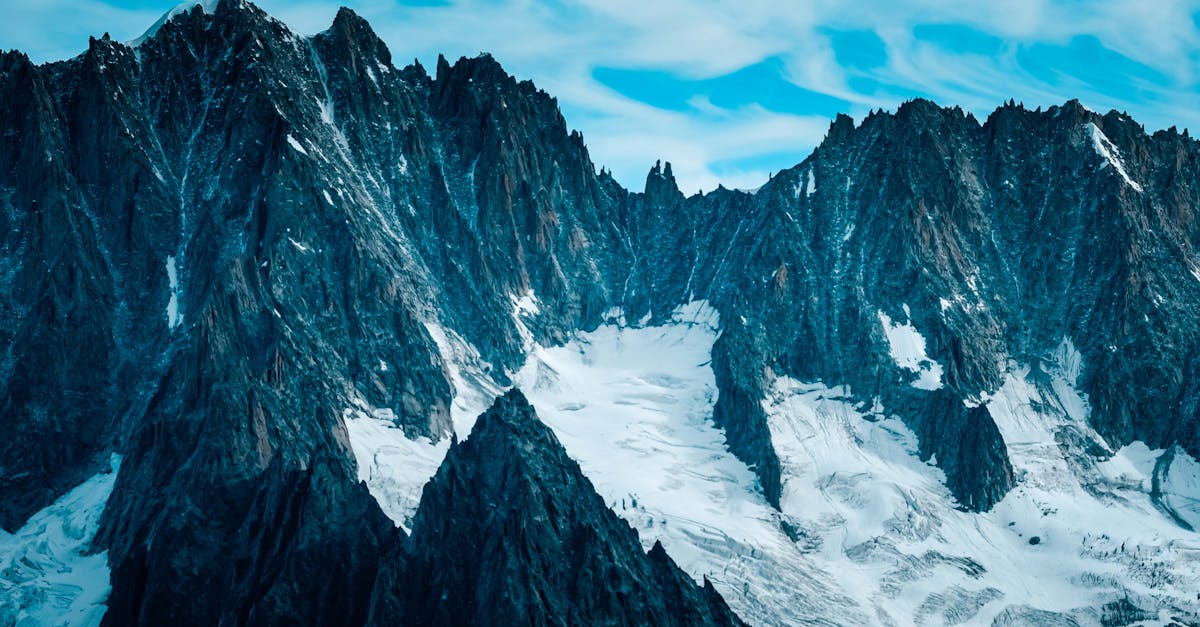 découvrez la savoie, une région alpine au cœur de la france, réputée pour ses paysages majestueux, ses montagnes enneigées, et son riche patrimoine culturel. explorez ses stations de ski, savourez sa gastronomie traditionnelle, et vivez des aventures en pleine nature dans ce coin de paradis.