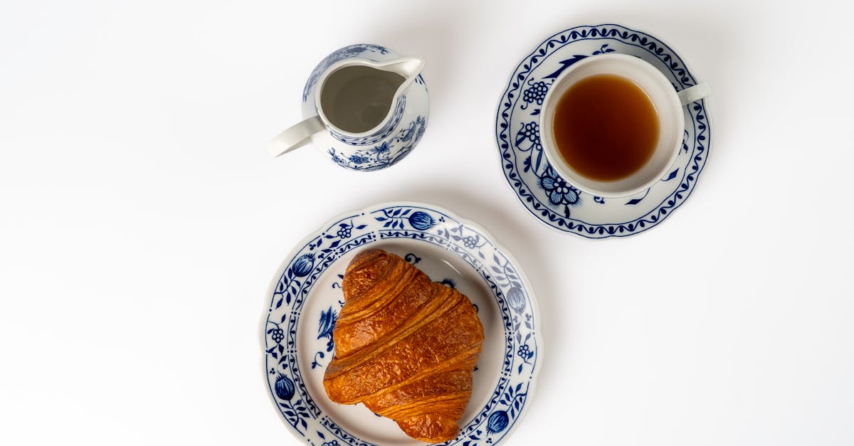 🧊 Μην σερβίρετε το κρασί πολύ κρύο για να μην μπλοκάρουν τα αρώματα, ειδικά για τα grands crus. 🍷 Χρησιμοποιήστε ένα ποτήρι με μακρύ στέλεχος σε σχήμα τουλίπας, ειδικά σχεδιασμένο για κρασιά Αλσατίας, καθώς αυτό συγκεντρώνει τα αρώματα.