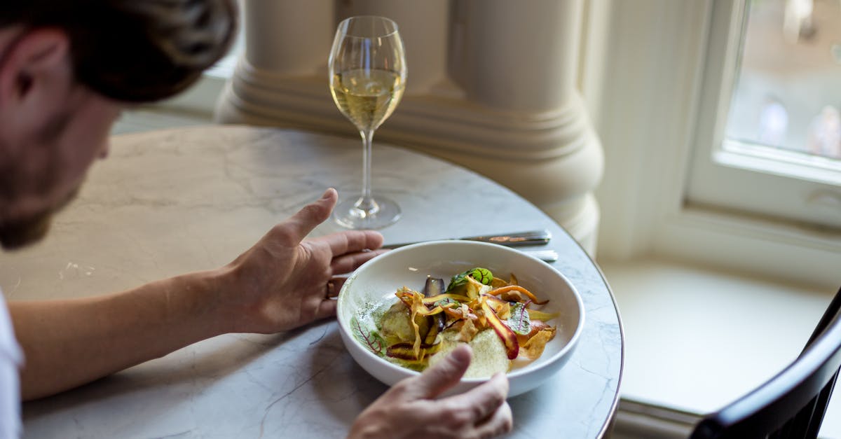 Comenzar a catar un vino blanco de Saboya es sencillo y a la vez rico en descubrimientos. Para acertar y disfrutar plenamente de la paleta aromática, simplemente juegue la carta del comodín con algunas técnicas fáciles de entender:
