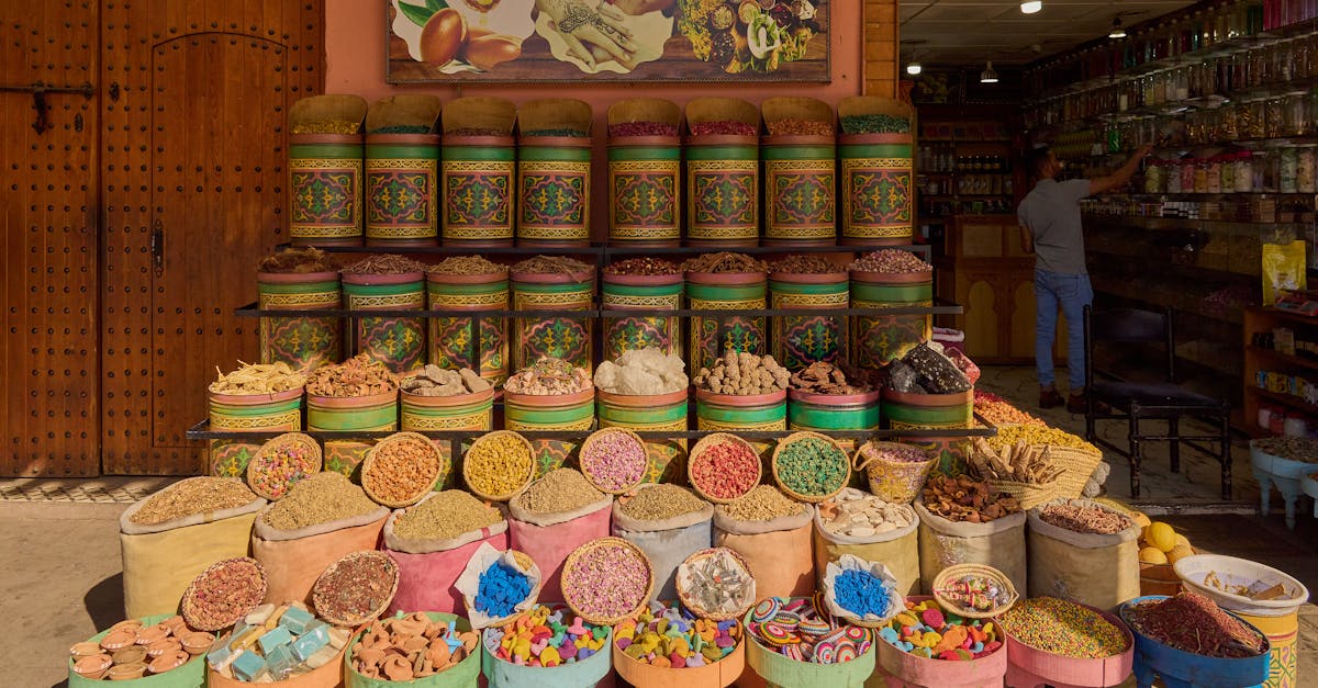 Duyularınızı uyandıran farklı esanslar, tatlar ve karışımlar için eksiksiz rehberimizle aroma dünyasını keşfedin. Yaratımlarınızı geliştirmek için yemek pişirme, fırınlama ve içeceklerde aroma kullanma tekniklerini keşfedin.