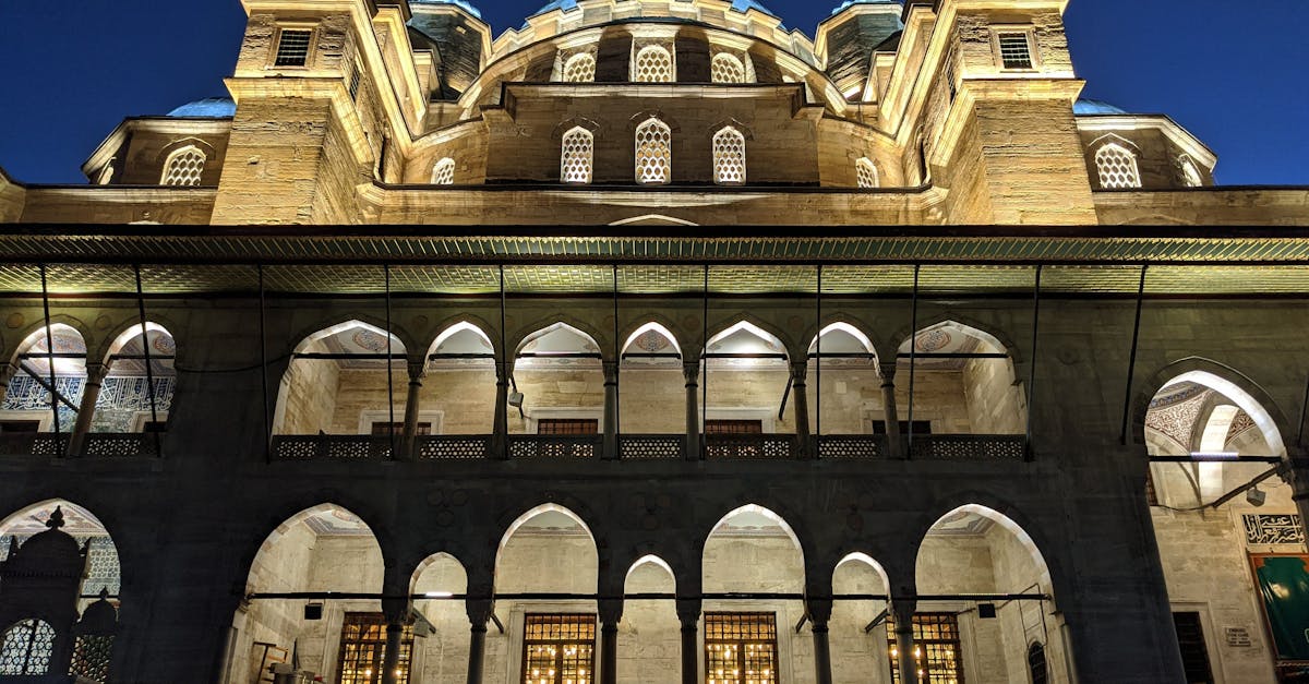 Since its first edition, Imperial Nights has distinguished itself by its ability to transform the prestigious Château Montus site into a veritable open-air theater. In 2025, this tradition continues with a renewed program, faithful to the spirit of the event: bringing together arts and heritage in a convivial and refined atmosphere. The evenings are structured around an innovative staging, blending classical and contemporary theater, in a setting evoking the 19th-century salons where major intellectual and political meetings took place.