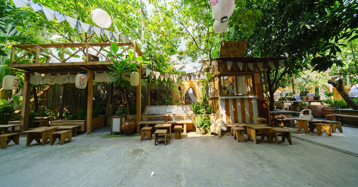 Phương pháp này ban đầu bắt nguồn từ bí quyết Nhật Bản, thường gắn liền với các sản phẩm biểu tượng như sake, shochu và miso. Được đánh giá cao trong ẩm thực Nhật Bản, những nguyên liệu này đã được sử dụng để tăng cường hương vị và làm sống động vị giác. Trong bối cảnh này, không có gì ngạc nhiên khi những thương hiệu biểu tượng như Tập đoàn Asahi và Yamazaki, những thương hiệu chuyên về rượu mạnh, đã thử nghiệm sự kết hợp độc đáo này. Kể từ khi được áp dụng tại một số nhà hàng và quán bar ở Tokyo, phương pháp này đã nhanh chóng lan tỏa đến tận phòng khách, đôi khi thông qua những người có sức ảnh hưởng trên TikTok hay Instagram, những người chứng minh rằng kỹ thuật này vừa đơn giản vừa hiệu quả. Câu hỏi đặt ra là: liệu sự đổi mới ẩm thực này, với những nét truyền thống và hiện đại, có thể có một tương lai bền vững trong thói quen tiêu dùng của chúng ta hay không?