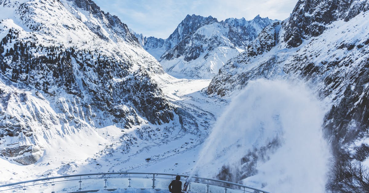 Në tokat argjilore, mbajtja e ujit është e lartë. Kjo i jep gjallëri hardhisë, gjë që shpjegon tufat më bujare me një përmbajtje pak më të lartë alkooli. Në të njëjtën kohë, këto terroir kërkojnë vëmendje të veçantë ndaj ajrosjes, për të shmangur lagështinë e tepërt, e cila mund të pengojë pjekjen. Nga ana tjetër, tokat shkëmbore e kullojnë ujin shpejt, gjë që është ideale për rrush të koncentruar që prodhojnë verëra që janë njëkohësisht të fuqishme dhe të dendura. Ky lloj toke gjithashtu e detyron hardhinë të gërmojë thellë, gjë që nxit një shprehje më të mirë minerale në verëra, një ndjesi që mund ta gjeni në vreshtat e Domaine de la Mordorée ose prestigjioze Domaine Delas Frères.