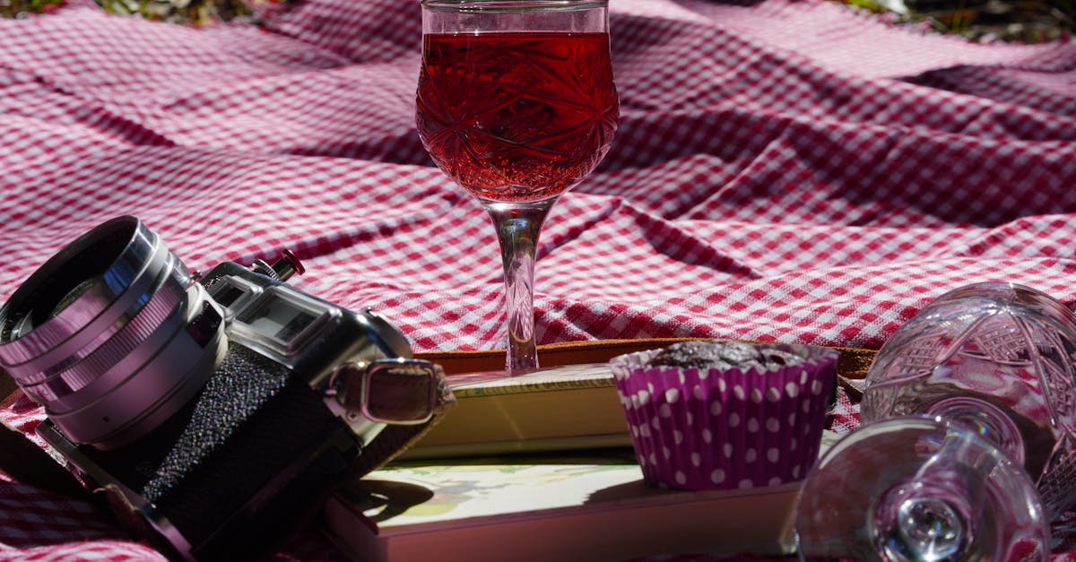 Khám phá thế giới rượu vang hồng quyến rũ, một loại rượu vang tinh tế với hương trái cây và hoa cỏ, hoàn hảo cho những bữa ăn mùa hè và những khoảnh khắc sum họp. Khám phá những mẹo nếm thử của chúng tôi và để bản thân bị quyến rũ bởi sự tươi mát và thanh lịch của nó.