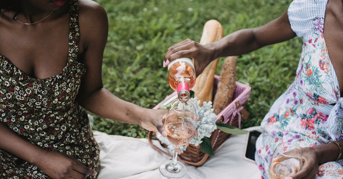 découvrez l'univers du vin rosé : des notes fruitées et fraîches, parfait pour accompagner vos apéritifs estivaux, vos repas légers ou vos moments de détente. explorez notre sélection de vins rosés raffinés, idéals pour toutes les occasions.