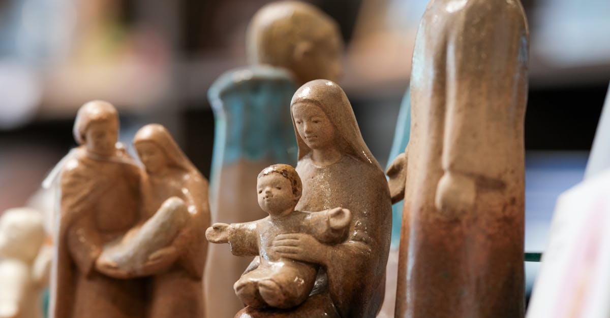 Trong nhiều thế kỷ, Saint-Emilion đã hiện thân cho bản chất của vườn nho Bordeaux. Danh tiếng của nơi này, được xây dựng dựa trên chuyên môn được truyền từ thế hệ này sang thế hệ khác, bắt nguồn từ lịch sử lâu đời của khu vực. Thành phố thời trung cổ, Di sản thế giới được UNESCO công nhận, là viên ngọc kiến ​​trúc thực sự minh chứng cho sự hùng vĩ của vùng sản xuất rượu vang này. Theo thời gian, các lâu đài và điền trang mang tính biểu tượng đã tạo nên huyền thoại về rượu vang Saint-Emilion, đặc biệt là với những loại rượu vang đã đạt được danh tiếng trên toàn thế giới.