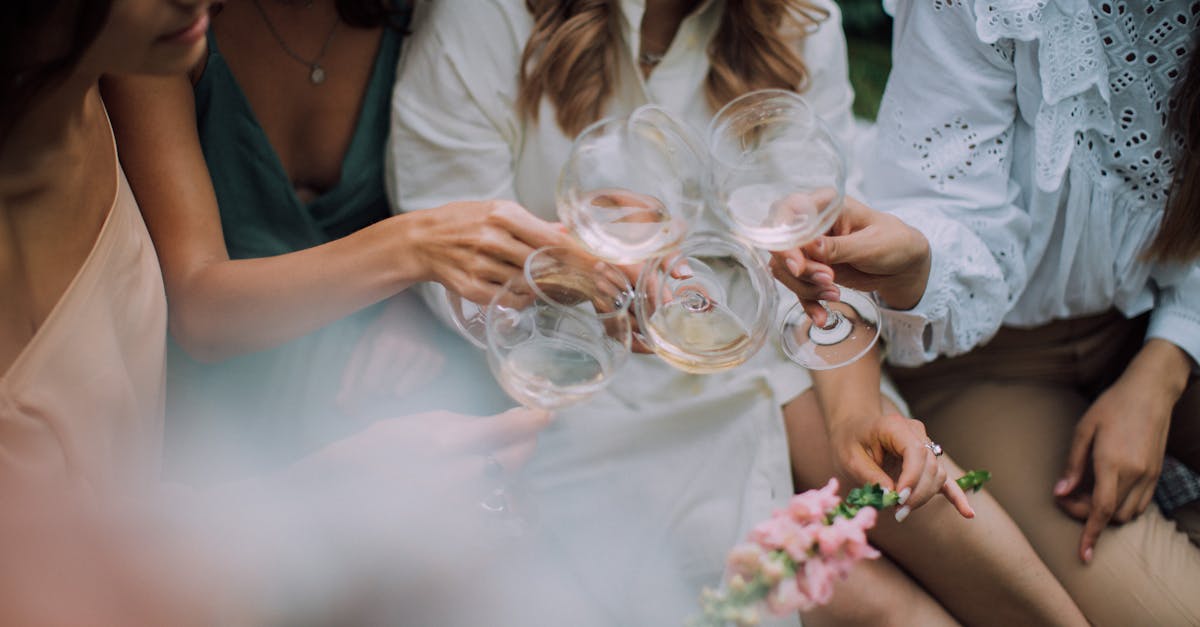 découvrez le sauvignon blanc, un vin blanc sec et aromatique. avec ses notes de citron, de groseille et d'herbe fraîche, ce cépage emblématique offre une expérience gustative rafraîchissante. idéal à déguster avec des fruits de mer ou des salades, le sauvignon blanc séduit par sa vivacité et sa finesse.