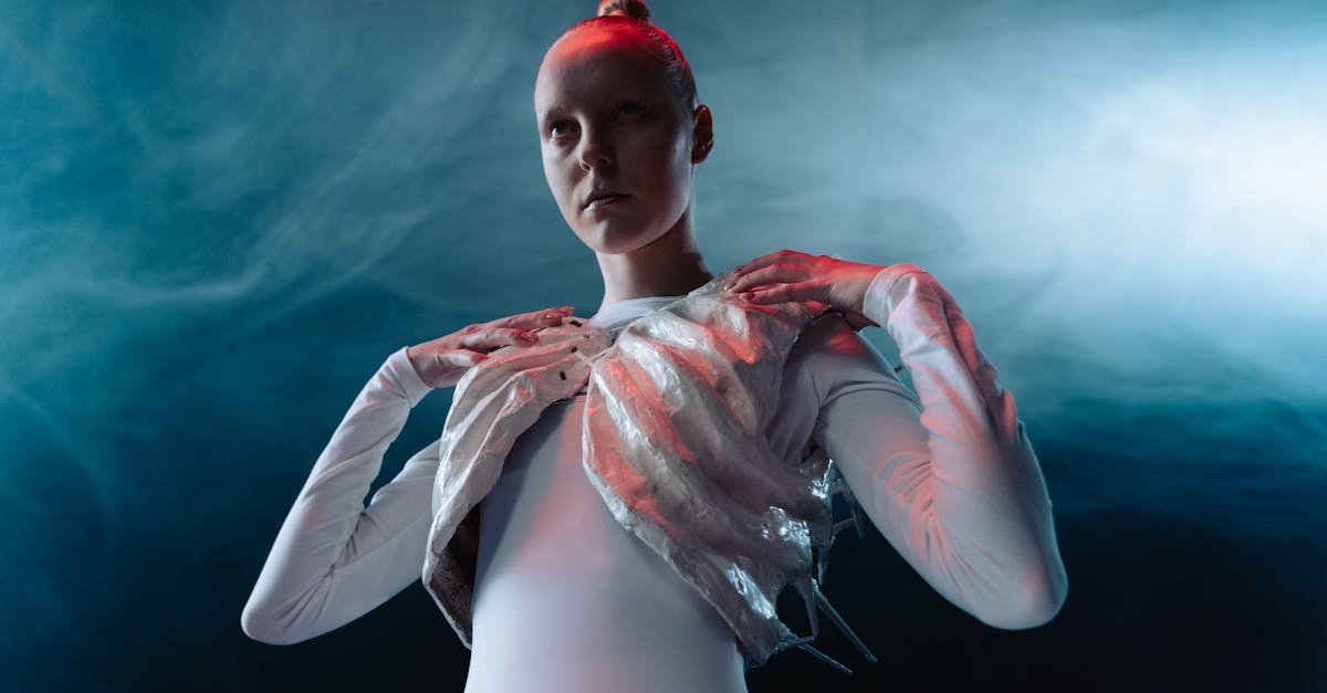 Rượu vang thường là đất đai và giống nho dẫn đầu điệu nhảy. Ở vùng Savoie-Bugey, bảng màu dựa trên ba ngôi sao chính tạo nên hương vị riêng biệt cho những loại rượu vang hồng này, mỗi loại có một chút điểm cộng riêng. Gamay, Pinot Noir và Mondeuse là ba giống nho rất phù hợp với vùng đất độc đáo và khắt khe này.