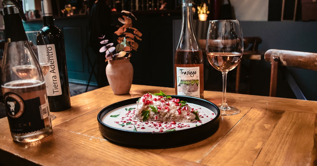 découvrez l'art du mariage des vins et des mets avec notre guide complet sur l'accord mets-vins. apprenez à sélectionner le vin parfait pour sublimer chaque plat et impressionnez vos convives lors de vos repas.