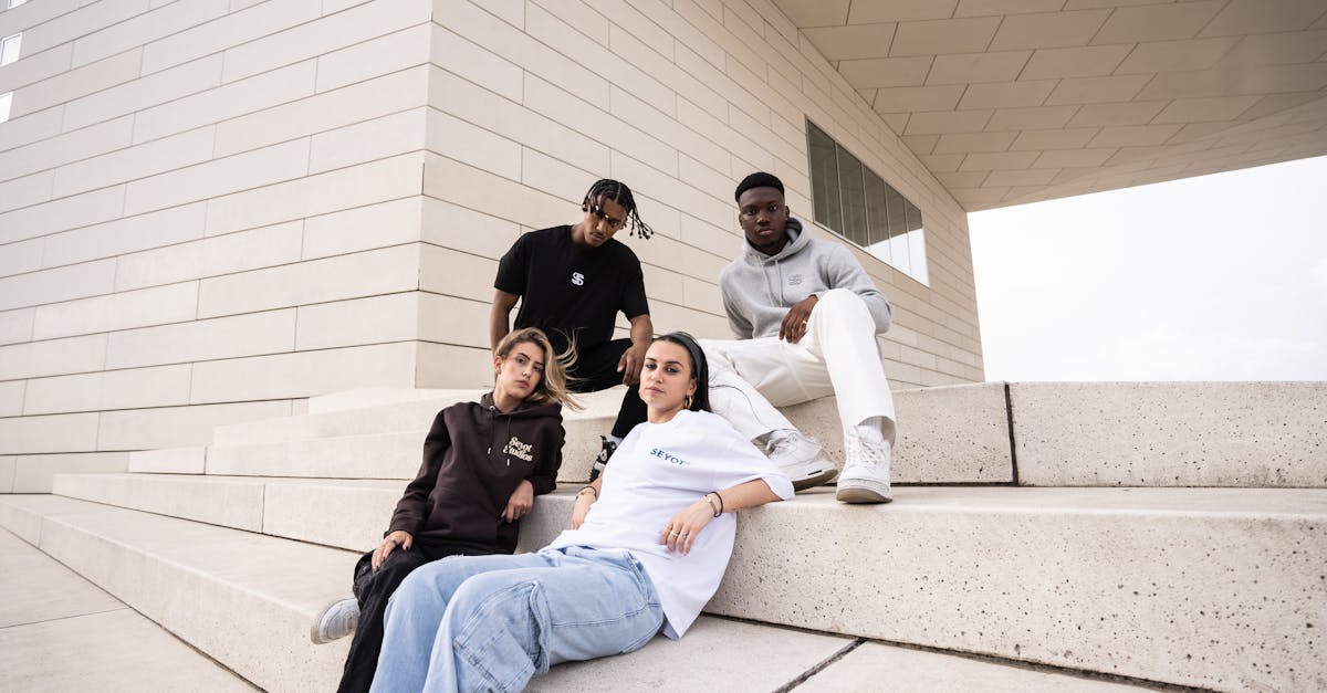 Mặc dù ý tưởng đầu tư vào một chai rượu vang grand cru có vẻ chỉ dành cho các nhà sưu tập hoặc những người có ngân sách dồi dào, Bordeaux cũng cung cấp một loạt các loại rượu vang đặc biệt với giá cả phải chăng. Một số tên gọi ít được biết đến hơn, chẳng hạn như Pessac-Léognan hoặc Fronsac, mang đến những niên vụ đáng được quan tâm đặc biệt. Những loại rượu vang này kết hợp giữa sự tinh tế và hương vị trái cây, đồng thời được hưởng lợi từ những vùng đất ít được biết đến nhưng chất lượng cũng cao không kém.