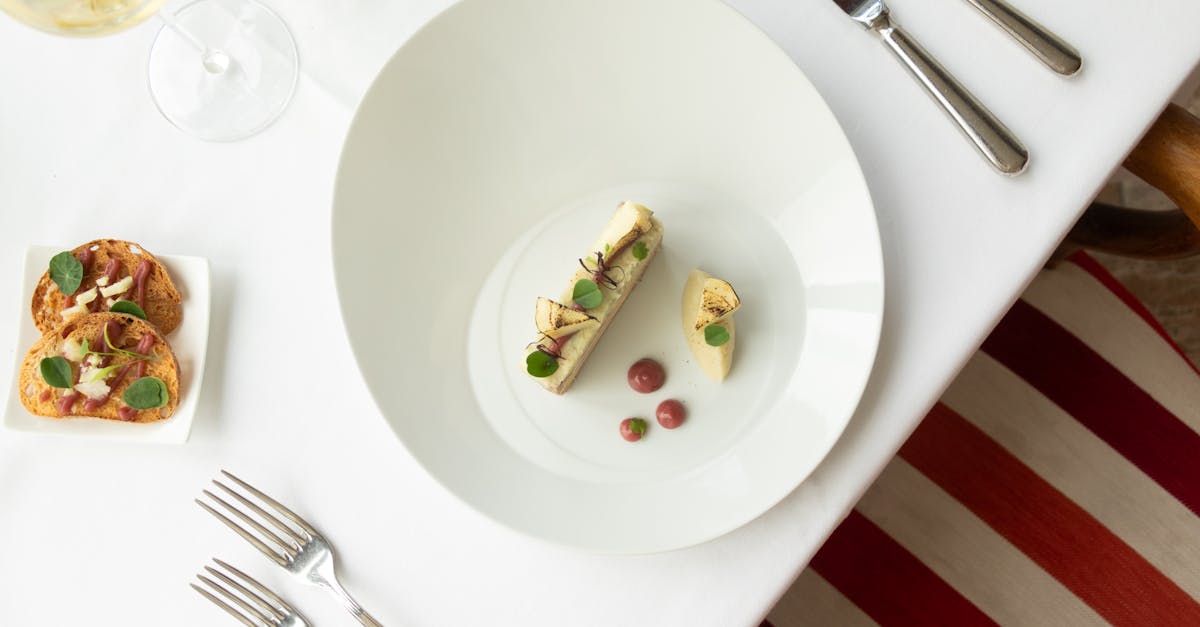 Mae'r ŵyl hon yn eich gwahodd i fwynhau profiad aml-synhwyraidd, lle mae pob elfen yn cyfrannu at ymgolli llwyr. Mae'r detholiad cerddorol yn amrywio o chill, house, a techno, i gyd-fynd â blasu gwinoedd Gard, wedi'u dewis yn ofalus gan winllannoedd lleol. Mae yna adegau o gyfnewid breintiedig gyda'r gwneuthurwyr gwin, sy'n rhannu eu hangerdd yn ystod cyfarfodydd unigryw. Mae'r cyfuniad o ffresni gwin rosé a chynhesrwydd set electro yn creu awyrgylch heb ei ail, cyfeillgar. Yn 2025, mae'r trefnwyr yn tynnu sylw at sawl ystâd bwysig, gan gynnwys Château de Montfrin a Chydweithfa Ogof y rhanbarth. Ar ben hynny, mae blasu dan arweiniad yn datgelu cyfrinachau pob vintage, tra bod rhythm y gerddoriaeth yn gwahodd dawnsio neu fyfyrdod synhwyraidd syml. Mae'r gweithgareddau'n parhau i fod yn hygyrch ac ar agor i bawb, mewn ymrwymiad cyson i gyfeillgarwch a rhannu. Elfennau Allweddol