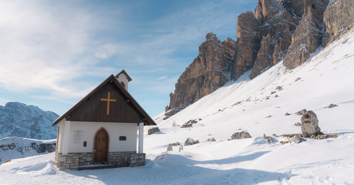Vào thứ Ba, ngày 19 tháng 8 năm 2025, sân khấu của điền trang Long-Pech bừng sáng với nguồn năng lượng lan tỏa trong buổi hòa nhạc khai vị cuối cùng của mùa hè. Đến 7 giờ tối, những vị khách đầu tiên, từ các khu vực lân cận cũng như từ vùng Occitanie, đã bắt đầu có mặt, háo hức trải nghiệm sự kết hợp giữa âm nhạc và ẩm thực tuyệt vời này. Sandra Bastide, một người dẫn chương trình đầy nhiệt huyết, đã tạo nên một bầu không khí ấm áp và thư thái, như một bậc thầy thực thụ, dàn dựng nên buổi tối lễ hội này theo đúng truyền thống. Ban nhạc khách mời,