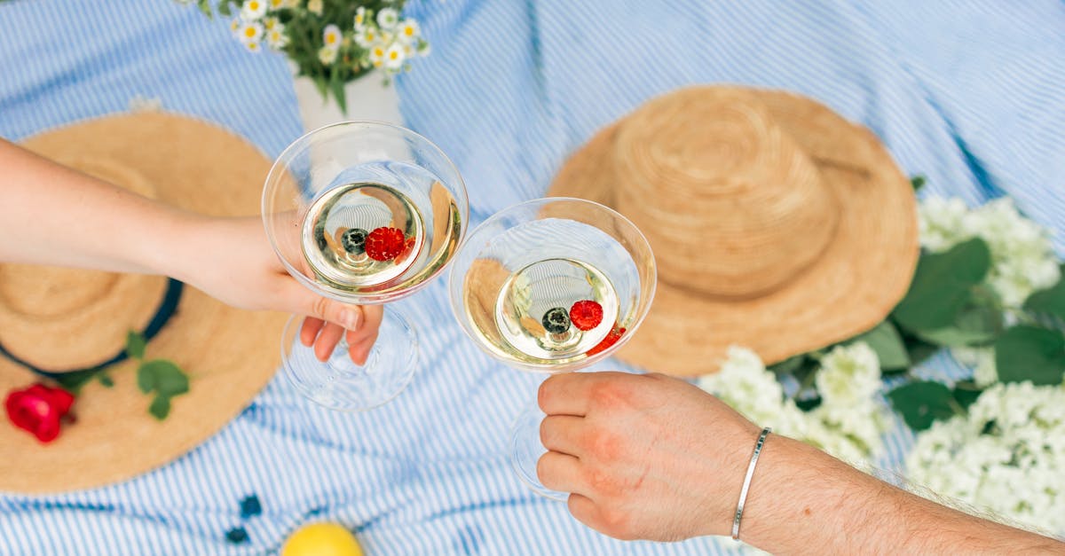 Откройте для себя опьяняющий мир розовых вин: фруктовые ароматы, лёгкую текстуру и палитру вкусов, пробуждающую чувства. Розовое вино, идеально подходящее к летним ужинам или дружеской компании, представлено в самых разных стилях и вариантах происхождения.